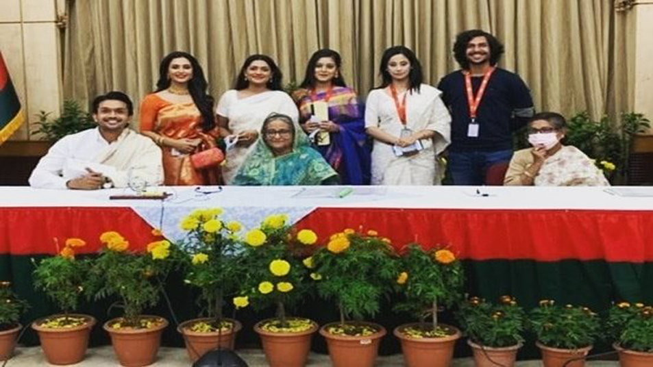 শুটিংয়ের আগে প্রধানমন্ত্রীর সঙ্গে ‘বঙ্গবন্ধু’ সিনেমার টিম